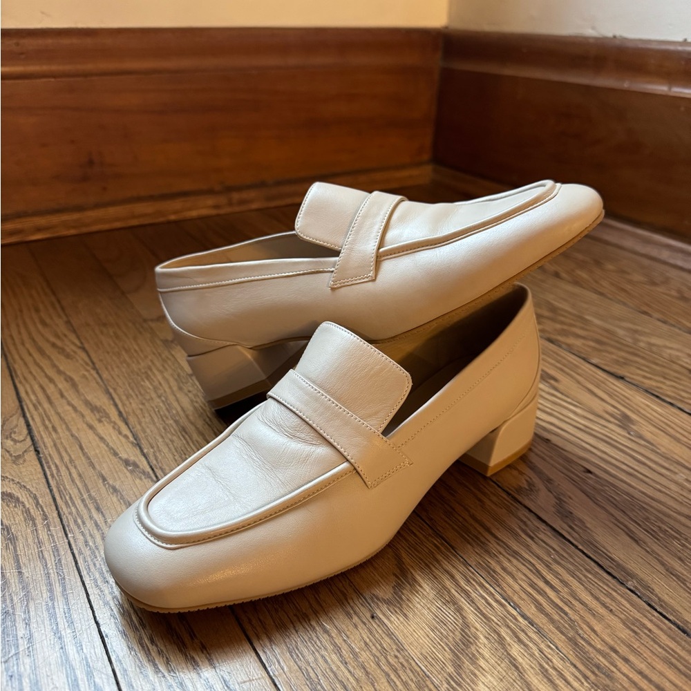 Stuart Weitzman Women's Beige Sleek Leather Square-Toe Loafer Shoes Size 6.5